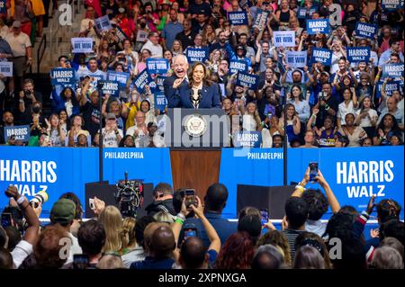 Philadelphia, Usa. August 2024. Die demokratische Präsidentschaftskandidatin Kamala Harris hält während ihrer ersten Wahlkampfkundgebung mit dem Gouverneur Tim Walz aus Minnesota im Liacouras Center der Temple University eine Rede. Quelle: SOPA Images Limited/Alamy Live News Stockfoto