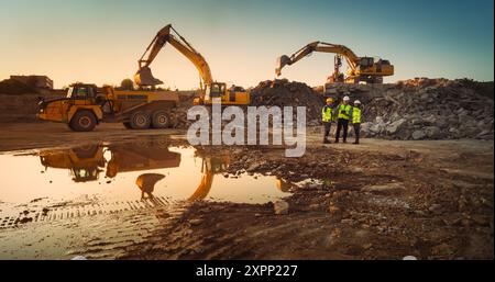 Luftdrohnenaufnahme der Baustelle mit schweren Maschinen am Sonnentag: Ein Team von Immobilienentwicklern diskutiert das Projekt. Ingenieur, Architekt, Stadtplaner Sprechen Und Verwenden Tablet. Stockfoto
