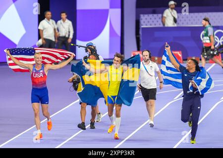 Paris, Frankreich. August 2024. PARIS, FRANKREICH – 5. AUGUST: Sam Kendricks aus den USA, Armand Duplantis aus Schweden und Emmanouil Karalis aus Griechenland feiern mit Flagge, nachdem sie am 10. Tag der Athletics - Olympischen Spiele Paris 2024 im Stade de France am 5. August 2024 in Paris, Frankreich, teilgenommen haben. (Foto: Joris Verwijst/BSR Agency) Credit: BSR Agency/Alamy Live News Stockfoto