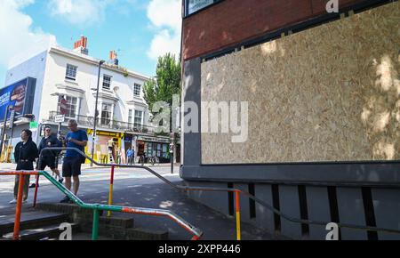 Brighton Großbritannien 7 August 2024 - Unternehmen im Zentrum von Brighton werden im Falle von Problemen später an Bord genommen , da rechtsextreme Gruppen heute Störungen an über 20 Standorten in ganz Großbritannien planen . Seit der Ermordung von drei Kindern in Southport im Juli gab es Rassenunruhen: Credit Simon Dack / Alamy Live News Stockfoto