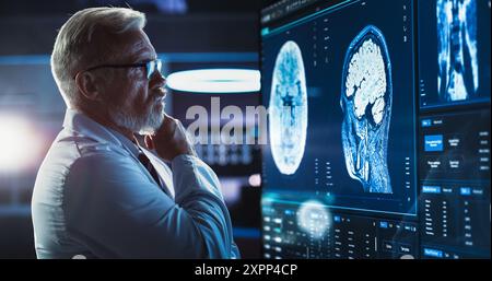 Medizinisches Forschungszentrum: Nahaufnahme Porträt des kaukasischen männlichen Neurologen, Neurowissenschaftlers, Neurochirurgen, schaut auf den TV-Bildschirm mit Gehirn MRT Scan Bilder, denkt über kranke Patienten Behandlungsmethode. Stockfoto