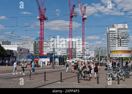 Alexanderplatz, Weltzeituhr, Polizeistation, Baustelle Hochhausprojekt D3, Convivio, Berlin-Mitte Alexanderplatz, Weltzeituhr, Polizeistation, Baustelle Hochhausprojekt D3, Convivio, Berlin-Mitte *** Alexanderplatz, Weltuhr, Polizeistation, Baustelle des Hochhausprojekts D3, Convivio, Berlin Mitte Alexanderplatz, Weltuhr, Polizeistation, Baustelle des Hochhausprojekts D3, Convivio, Berlin Mitte Stockfoto