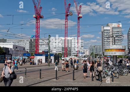Alexanderplatz, Weltzeituhr, Polizeistation, Baustelle Hochhausprojekt D3, Convivio, Berlin-Mitte Alexanderplatz, Weltzeituhr, Polizeistation, Baustelle Hochhausprojekt D3, Convivio, Berlin-Mitte *** Alexanderplatz, Weltuhr, Polizeistation, Baustelle des Hochhausprojekts D3, Convivio, Berlin Mitte Alexanderplatz, Weltuhr, Polizeistation, Baustelle des Hochhausprojekts D3, Convivio, Berlin Mitte Stockfoto