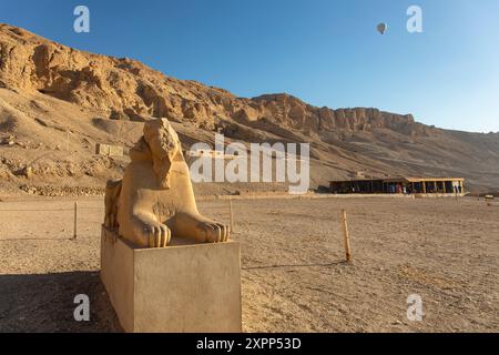 Luxor, Ägypten; 16. Januar 2024: Die kolossale Sphinx, Zeugnis der architektonischen Leistungsfähigkeit der alten Ägypter, steht als majestätischer Wächter. Stockfoto