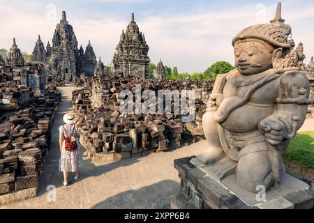 Frau, die vor dem alten sewu-Tempel in indonesien läuft Stockfoto