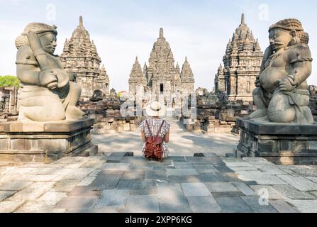 Frau, die vor dem alten sewu-Tempel in indonesien sitzt Stockfoto