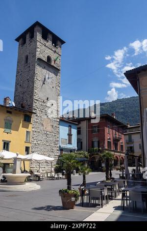 Sommerblick auf Piazza Umberto I und Torre de Vescovo in der malerischen Stadt Pisogne am See in der Lombardei, Italien. Kopierbereich über rechts. Stockfoto