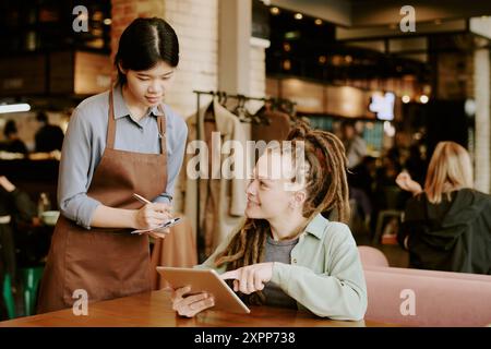 Ordnung in gemütlichem Café mit entspannten Gesprächen Stockfoto