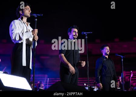 (Von L-R) Gianluca Ginoble, Piero Barone und Ignazio Boschetto (Il Volo) treten live im Anfiteatro degli Scavi für die Tutti per UNO CAPOLAVORO Tour auf. (Foto: Andrea Gulí / SOPA Images/SIPA USA) Stockfoto