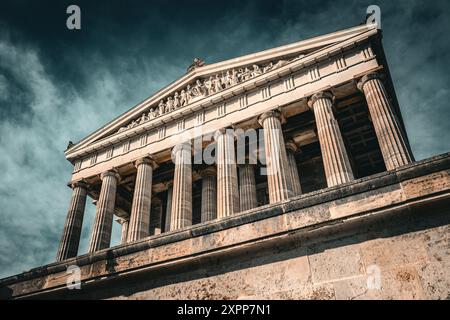 Ein flacher Blick auf die Walhalla-Gedenkstätte in Deutschland mit dramatischem Himmel Stockfoto