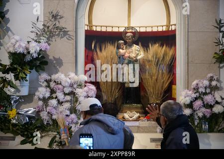 Buenos Aires, Argentinien. August 2024. Hunderte von Pilgern strömen in die Kirche San Cayetano und bitten um Frieden, Brot und Arbeit. Das traditionelle katholische fest fiel mit der Ankündigung der jüngsten Armutsraten zusammen, die auf rund 55 % geschätzt werden. Buenos Aires, Argentinien, 7. August. 2024. Guillermo Castro Credit: Guillermo Castro/Alamy Live News Stockfoto