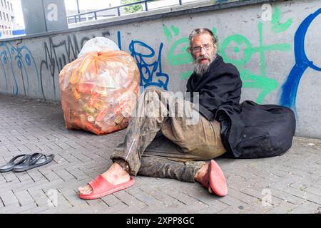 Obdachloser, der Flaschen sammelt Obdachloser Mann namens Rigo, der beim Sammeln von Plastikflaschen und Aluminiumdosen für Einzahlungsgeld eine Brak nimmt. Tilburg, Niederlande. Tilburg Koningsplein Noord-Brabant Nederland Copyright: XGuidoxKoppesxPhotox Stockfoto