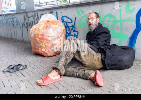 Obdachloser, der Flaschen sammelt Obdachloser Mann namens Rigo, der beim Sammeln von Plastikflaschen und Aluminiumdosen für Einzahlungsgeld eine Brak nimmt. Tilburg, Niederlande. Tilburg Koningsplein Noord-Brabant Nederland Copyright: XGuidoxKoppesxPhotox Stockfoto