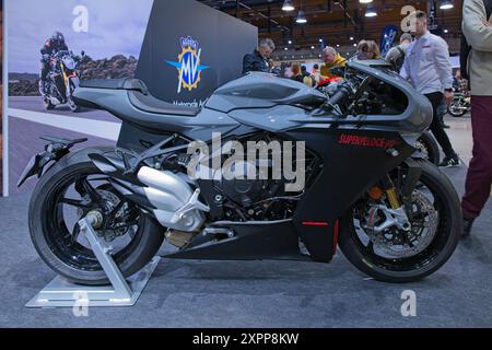 Pasila, Helsinki, Finnland – 3. Februar 2024: DAS Motorrad des MV Agusta Superveloce wird auf der MP 24 Motorcycle Messe in Messukeskus Helsinki ausgestellt. Stockfoto