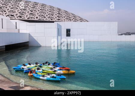 Abu Dhabi, Vereinigte Arabische Emirate - 28. Februar. 2023: Das Äußere des berühmten Louvre-Museums mit dem schwimmenden und perforierten Dach in Abu Dhabi. ich Stockfoto