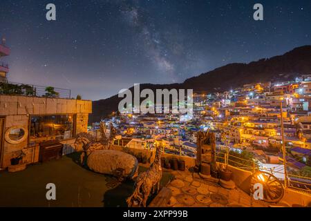 Gamcheon Culture Village at Night in Busan und die Milchstraße im Hintergrund, Busan, Südkorea. Stockfoto