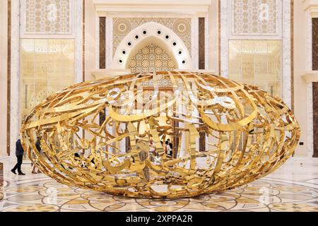 Abu Dhabi, Vereinigte Arabische Emirate - 28. Februar. 2023: Die goldene skulpturale Komposition ' die Macht der Worte' im Präsidentenpalast, Palast von Qasr al-W Stockfoto