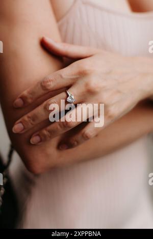 Elegante Frauenhand mit Diamantring am Finger, Schmuckdetails Stockfoto