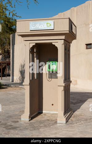 Münztelefonkabine im historischen Viertel Al Fahidi. Dubai, Vereinigte Arabische Emirate (Bastakia umbenannt in Al Fahidi Historical Neighbourhood) Stockfoto