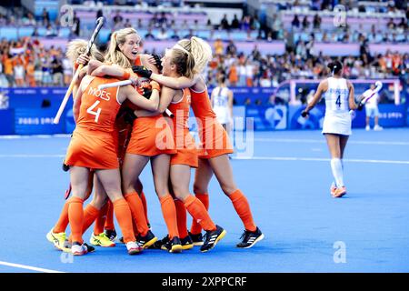 PARIS: Die niederländischen Hockeyfrauen jubeln, nachdem Laura Nunnink im Hockey-Halbfinale gegen Argentinien bei den Olympischen Spielen einen Treffer erzielte. Stockfoto