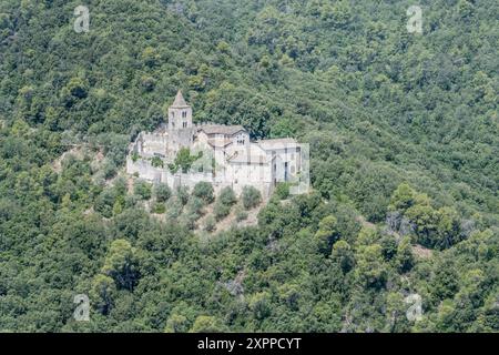 Stadtansicht mit der Benediktinerabtei San Cassiano im Wald auf einem Hügel in einer historischen Kleinstadt, aufgenommen von Osten im hellen Sommerlicht in Narni, Umbrien, I Stockfoto