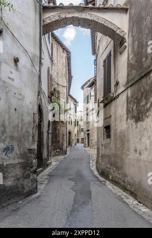 Stadtlandschaft mit malerischer, schmaler, gewundener Cavour Street auf einem Hügel gelegenen historischen Kleinstadt, aufgenommen im hellen Sommerlicht in Amelia, Umbrien, Italien Stockfoto