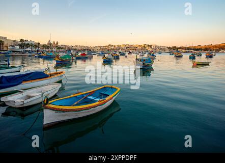 Farbenfrohe Fischerboote liegen im Hafen von Marsaxlokk, Malta, Europa Stockfoto