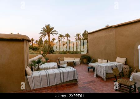 Allgemeiner Blick auf die Terrasse eines Rihab bei Sonnenaufgang in der Sahara, Merzouga. Stockfoto