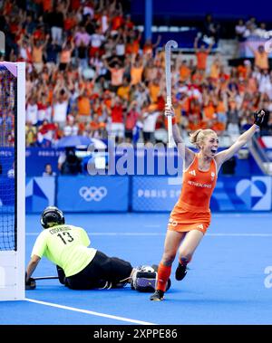 PARIS: Die niederländischen Hockeyfrauen jubeln, nachdem Laura Nunnink im Hockey-Halbfinale gegen Argentinien bei den Olympischen Spielen einen Treffer erzielte. Stockfoto