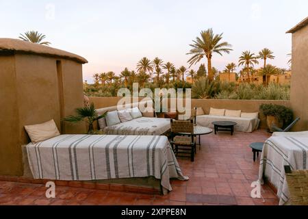 Allgemeiner Blick auf die Terrasse eines Rihab bei Sonnenaufgang in der Sahara, Merzouga. Stockfoto