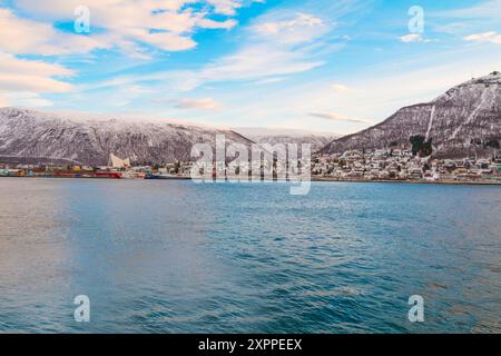 Blick auf einen Yachthafen und Hafen in Tromso, Nordnorwegen. Tromso gilt als die nördlichste Stadt der Welt mit über 50.000 Einwohnern Stockfoto