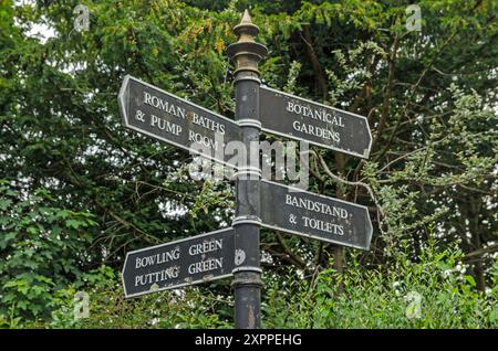 Ein Wegweiser, der Fußgänger auf einige der Sehenswürdigkeiten im Zentrum von Bath, Somerset, hinweist. Zu den Orten gehören die historischen römischen Bäder, der Pumpenraum, B Stockfoto