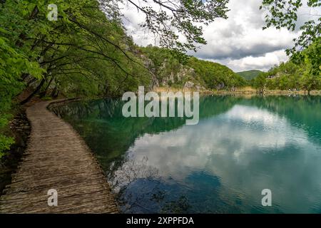 Pfad auf Holzstegen im Nationalpark Plitvicer Seen, Kroatien, Europa Stockfoto