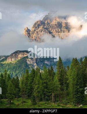 Die berühmten Berge drei Zinnen oder drei Zinnen di Lavaredo blicken hinter dicken Wolken hervor. Fantastische Berglandschaft der Dolomiten. Beliebtester Touri Stockfoto