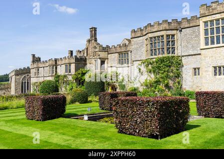 Haddon Hall Derbyshire - Haddon Hall Gärten und Rückansicht des Herrenhauses in der Nähe von Bakewell Derbyshire Peak District National Park England GB Stockfoto