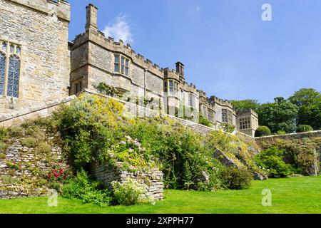 Haddon Hall Derbyshire - Hinterseite und Mauerstütze Haddon Hall ein mittelalterliches Herrenhaus in der Nähe von Bakewell Derbyshire Peak District England Großbritannien GB Europa Stockfoto