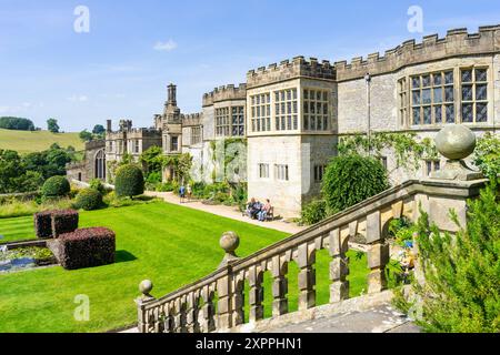 Haddon Hall Derbyshire - Haddon Hall Gardens Treppen und Rückansicht des Herrenhauses in der Nähe von Bakewell Derbyshire Peak District National Park England GB Stockfoto