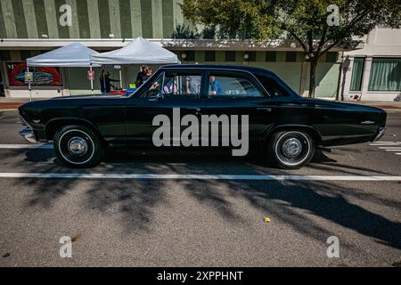 Gulfport, MS - 01. Oktober 2023: Hochperspektivische Seitenansicht einer Chevrolet Chevelle Malibu Limousine aus dem Jahr 1966 auf einer lokalen Autoshow. Stockfoto