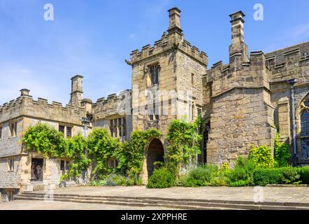 Haddon Hall Derbyshire - der untere Hof der Haddon Hall, ein mittelalterliches Herrenhaus in der Nähe von Bakewell Derbyshire Peak District England Großbritannien GB Europa Stockfoto