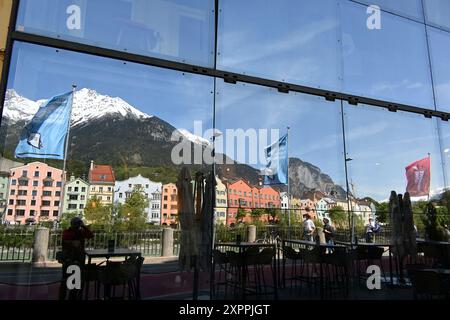 Reflexion über den Inn, Altstadt von Innsbruck, Tirol, Österreich Stockfoto
