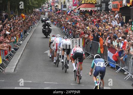 *** KEINE VERKÄUFE AN FRANZÖSISCHE MEDIEN ODER VERLAGE - RECHTE VORBEHALTEN ***3. August 2024 - Paris, Frankreich: Tausende von Menschen säumen die Straßen von Pigalle, um das olympische Radrennen im Herzen der französischen Hauptstadt zu beobachten. Die Organisatoren gaben an, dass sich rund 500.000 Menschen auf den Straßen von Paris für ein Wochenende mit Olympischen Radtouren versammelten, für das kein Ticket erforderlich war. Stockfoto