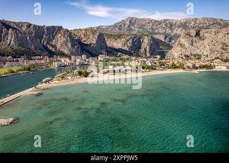 Velika Plaza Beach und Omis aus der Luft gesehen, Kroatien, Europa Stockfoto
