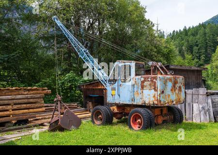 Ein alter rostiger Traktor in einer wunderschönen Landschaft. Heiligenblut. Hohe Tauern. Grossglockner Nationalpark. Österreich Stockfoto