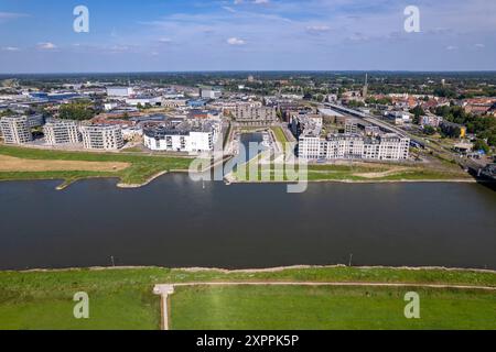 Panoramablick aus der Luft auf den Erholungshafen und die Baustelle Kade Zuid des neuen Stadtteils Noorderhaven entlang des Flusses IJssel in Zutphe Stockfoto