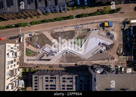 Draufsicht der Wohninfrastruktur von Noorderhaven in der niederländischen Stadt Zutphen. Stadtentwicklung und Stadtplanung von oben gesehen. Stockfoto