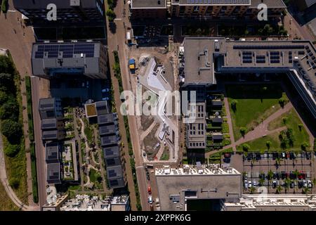 Draufsicht der Wohninfrastruktur von Noorderhaven in der niederländischen Stadt Zutphen. Stadtentwicklung und Stadtplanung von oben gesehen. Stockfoto