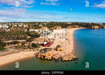 Ferragudo mit dem Praia Grande (Hauptstrand) und dem Fluss Rio Arade, Algarve, Portugal. Wunderschöne Meereslandschaft mit Strand, Höhle und Meer, Praia Gran Stockfoto