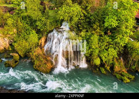 Dorf Rastoke in der Nähe von Slunj in Kroatien, alte Wassermühlen auf Wasserfällen des Flusses Korana, wunderschöne Landschaft. Landschaft mit Fluss und Beleuchtung Stockfoto