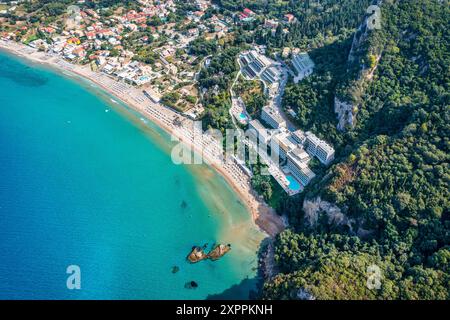Exotischer Strand von Agios Gordios auf der Insel Korfu, Griechenland. Strand von Agios Gordios, Insel Korfu, Griechenland. Panoramablick auf den Strand von Agios Gordios, sandige Küste Stockfoto
