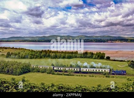 Die Caledonian Railway 0-4-4T Nr. 419 verläuft entlang der Küste von Bo'ness. Die S.R.P.S.-Linie bei Bo'ness und Kinneil am Firth of Forth in Schottland. Stockfoto